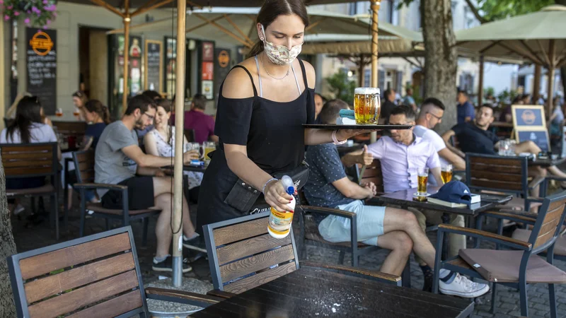 Fotografija: Inšpektorji bodo izvajali poostren nadzor v lokalih, preverjali bodo razdalje med mizami in dostopnost razkužil. Foto Voranc Vogel