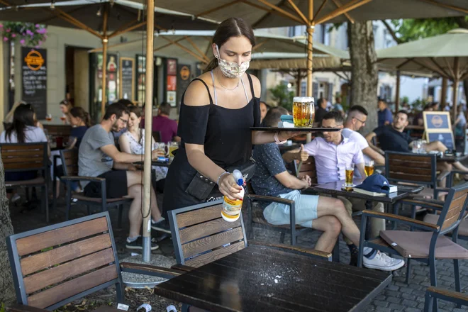Inšpektorji bodo izvajali poostren nadzor v lokalih, preverjali bodo razdalje med mizami in dostopnost razkužil. Foto Voranc Vogel