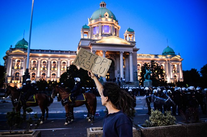 Udeleženci protesta so se okoli 18. ure začeli zbirati pred filozofsko fakulteto, nato pa se je povorka, v kateri so bili tudi opozicijski voditelji, ki so bojkotirali nedavne parlamentarne volitve, podala proti srbski skupščini. FOTO: Andrej Isaković/AFP