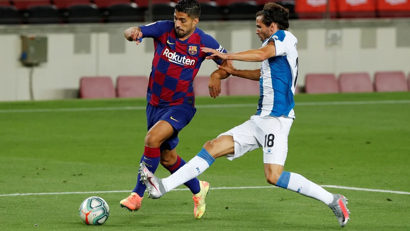 Fotografija: Barcelonin adut Luis Suarez in Espanyolov nogometaš Leandro Cabrera med katalonskim derbijem. FOTO: Albert Gea/Reuters