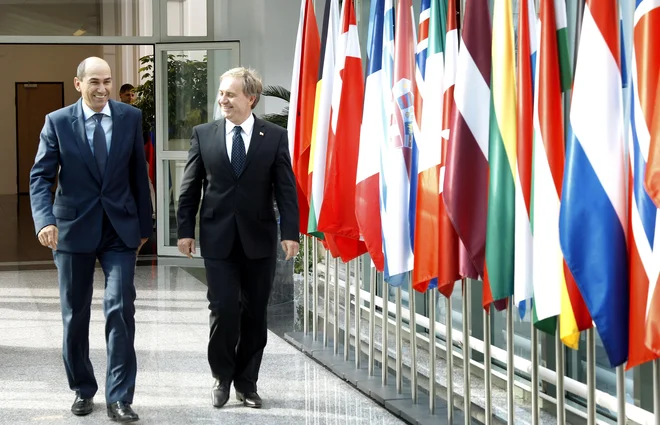 Premier Janez Janša včeraj ni pojasnil, zakaj o nepreklicnem odstopu Aleša Hojsa ni obvestil državnega zbora. FOTO: Leon Vidic/Delo