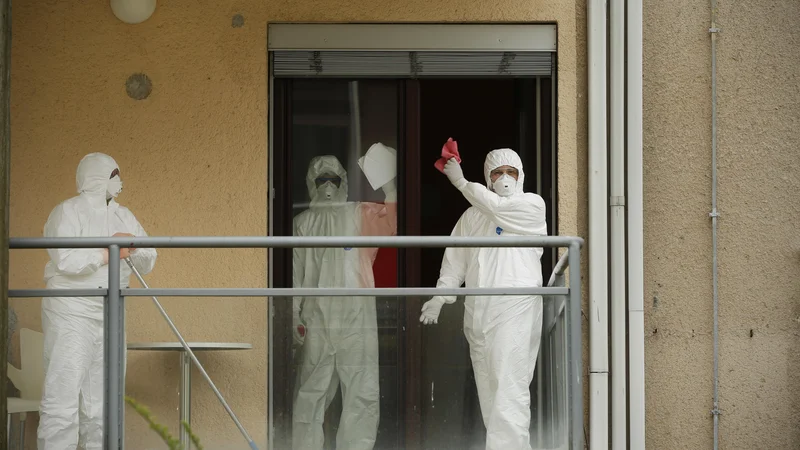 Fotografija: Dezinfekcija in čiščenje prostora za morebitne okužene s covidom-19. FOTO: Jure Eržen/Delo