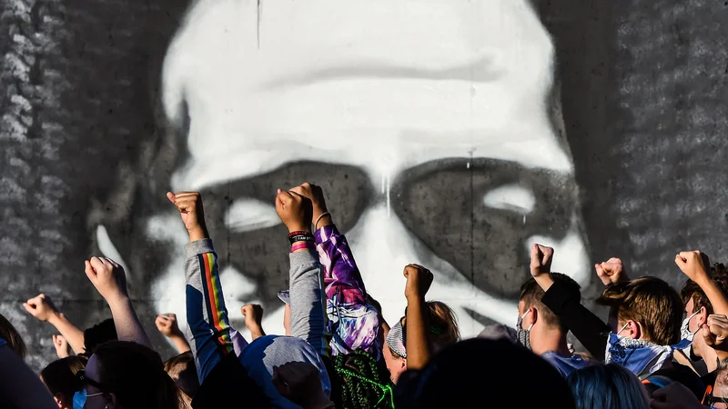 Fotografija: Množični protesti so poskrbeli, da policijski uboj Georga Floyda ni bil zgolj še en rutinski polciijski uboj temnopoltega Američana. FOTO: Chandan Khanna/AFP