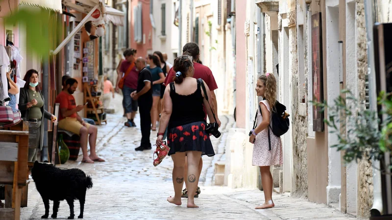 Fotografija: Število okuženih z novim koronavirusom na Hrvaškem narašča, pristojni mirijo, da so zadeve pod nadzorom. FOTO: Denis Lovrovic/Afp