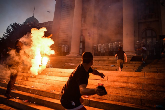 Nasilje je v torek in sredo seglo do beograjske nacionalne skupščine, manjši skupini je uspelo vdreti vanjo. FOTO: Andrej Isakovic/AFP