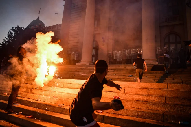 Nasilje je v torek in sredo seglo do beograjske nacionalne skupščine, manjši skupini je uspelo vdreti vanjo. FOTO: Andrej Isakovic/AFP