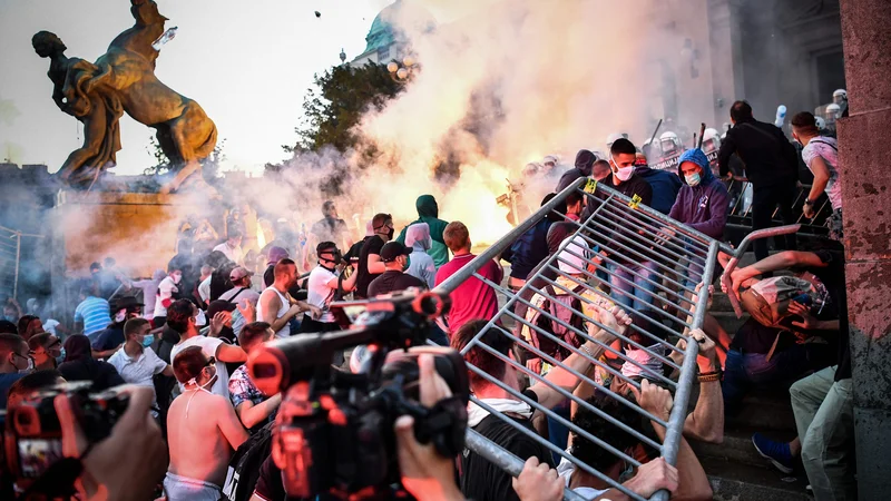 Fotografija: V Srbiji protestniki opozarjajo, da jim je oblast lagala, predsednik pa pravi, da nihče ne bo rušil stabilnosti in miru. Foto: Andrej Isakovic/Afp