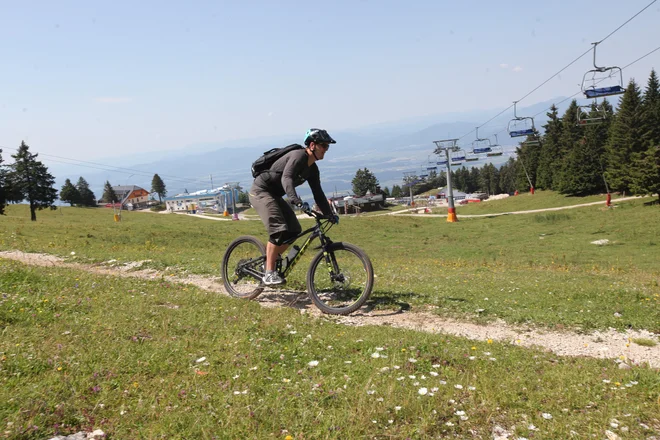 Kolesarski parki v gorskih smučarskih centrih, kakršen je na Krvavcu, so vedno bolj urejeni in promovirani. Foto Mavric Pivk