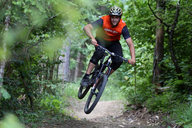 Slovenija pritegne predvsem gorske kolesarje, za adrenalince je na voljo tudi osem parkov v gorskih centrih. Foto Tomi Lombar
