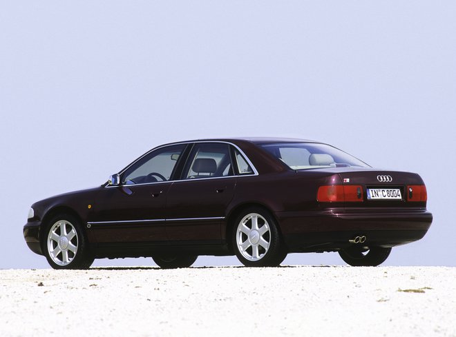 Leta 1996 je Audi na evropskem trgu ponudil še nekoliko bolj športno različico A8, imenovano S8. FOTO: Audi