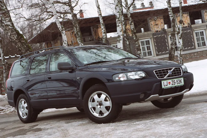 Volvo XC 70 je rahlo bolj dvignjen od tal, bolj zaščiten in s štirikolesnim pogonom, a daleč od ogromnih SUV »pošasti«. FOTO: Bruno Kuzmin