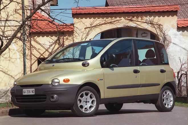 Multipla je genialen fiat in kot takšna preveč strogo namenjena družinam in preveč površna pri izboru materialov in izdelavi. FOTO: Fiat