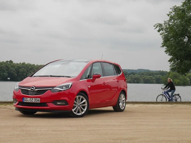 Opel zafira s skritim prtljažnikom za prevoz (štirih) koles v zadku FOTO: Boštjan Okorn