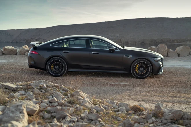Mercedesu AMG GT 63 pristaja marsikatera barva, vendar je nepremagljiva izvedba v mat sivi in s spojlerjem. FOTO: Gijs Spierings/Mercedes