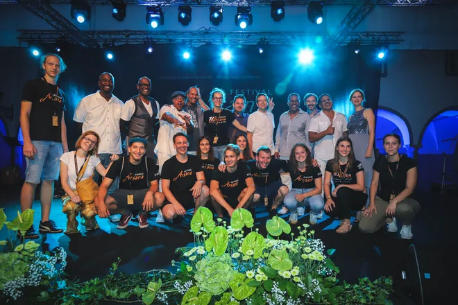 Ekipa <em>Arsane</em><em> </em>z lanskimi zvezdniki festivala Take 6. FOTO: Marko Pigac