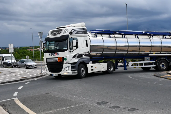 Bertoška dostopna cesta potrebuje temeljito posodobitev.<br />
FOTO: Arhiv Mo Koper