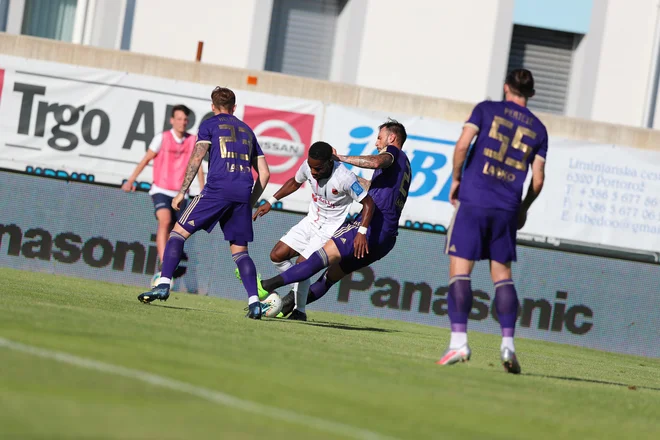 Doukoure Kevin Grobry (v sredini) je zabil imeniten izenačujoči gol. FOTO: Matej Glavina