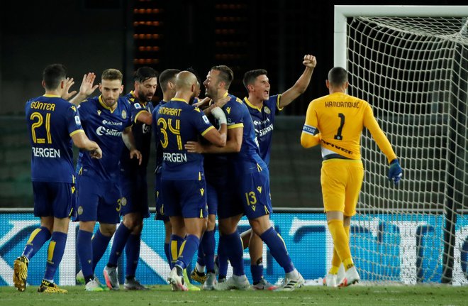 Miguel Veloso se je takole s soigralci pri Veroni veselil izenačujočega zadetka v 86. minuti, ki ga je dosegel slovenskemu vratarju Samirju Handanoviću. FOTO: Alessandro Garofalo/Reuters