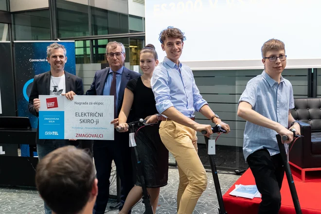 Zmagovalci dijaškega hackathona Ela Cerar, Mark Žnidar ter Tibor Šargan Bajželj so predstavili idejo o elektronskem stetoskopu. FOTO: Nino Verdnik