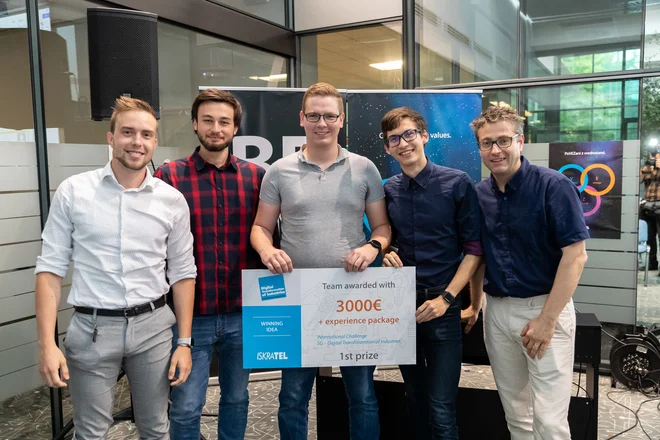 Zmagovalci hackathona Jani Kaukler, Luka Kobale, Marko Kužner, Matic Vipotnik in Primož Žnidar so predstavili med drugim možnost uporabe obogatene resničnosti pri gasilcih. FOTO: Nino Verdnik