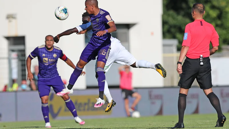 Fotografija: Mariborski brazilski dvojec Santos, Marcos Tavares (levo) je bil – kot moštvo – povsem nemočen v Sežani, kjer so vijolični izgubili šampionski pas. FOTO: Matej Glavina