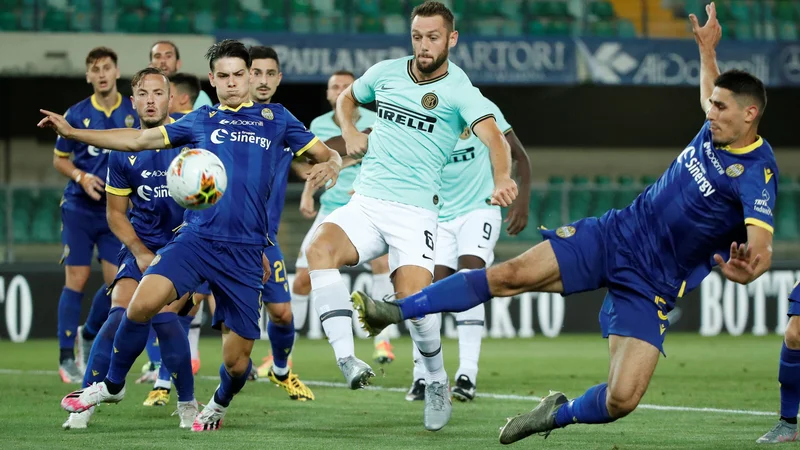 Fotografija: V zadnji tekmi 31. kola v italijanskem nogometnem prvenstvu je Inter (v svetlejših dresih) v Veroni iztržil le točko in na lestvici 3. mesto prepustil Atalanti. FOTO: Alessandro Garofalo/Reuters