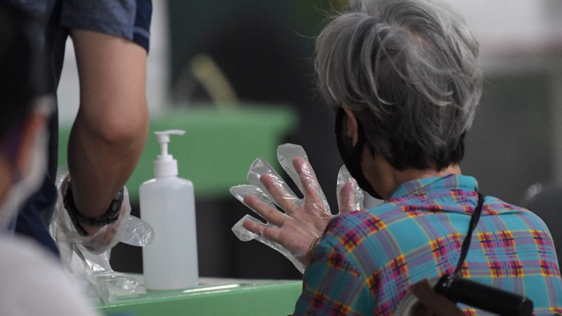 Fotografija: Še vedno velja, da za zaščito največ lahko naredimo sami: umivajmo in razkužujmo si roke, vzdržujmo socialno distanco. FOTO: Roslan Rahman/Afp