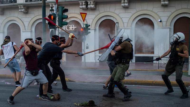 Fotografija: V Atenah so se protestniki med demonstracijami pred parlamentom, ki so se prelevile v nemire, spopadli s policijo. Protestirali so proti prihajajočemu zakonu konservativne vlade o nadzoru demonstracij. FOTO: Angelos Tzortzinis/Afp
