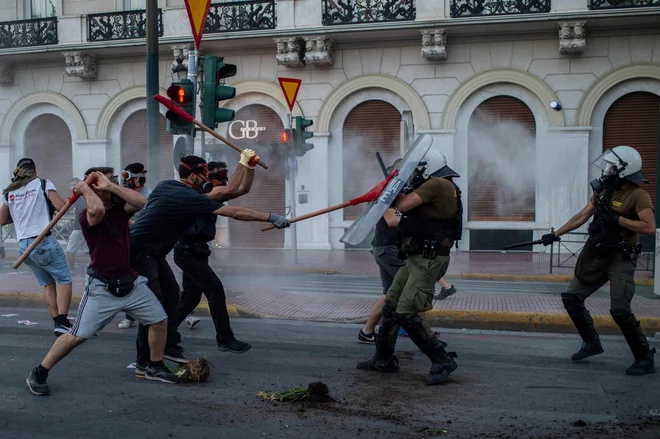 V Atenah so se protestniki med demonstracijami pred parlamentom, ki so se prelevile v nemire, spopadli s policijo. Protestirali so proti prihajajočemu zakonu konservativne vlade o nadzoru demonstracij. FOTO: Angelos Tzortzinis/Afp