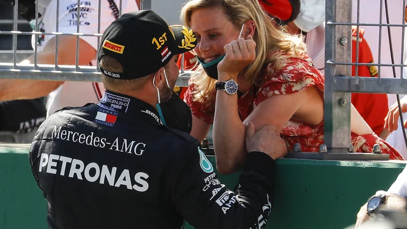 Fotografija: Valtteri Bottas je nedeljsko zmago proslavil s srčno izbranko Tiffany Cromwell. FOTO: AFP