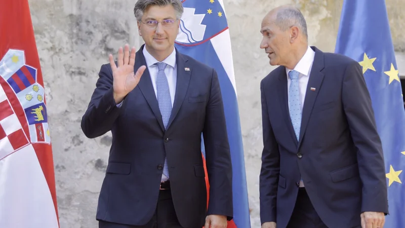 Fotografija: Gre za prvo dvostransko srečanje premierov sosednjih držav v živo, sta se pa v zadnjem času v zvezi s pandemijo večkrat slišala po telefonu. FOTO: Voranc Vogel/Delo