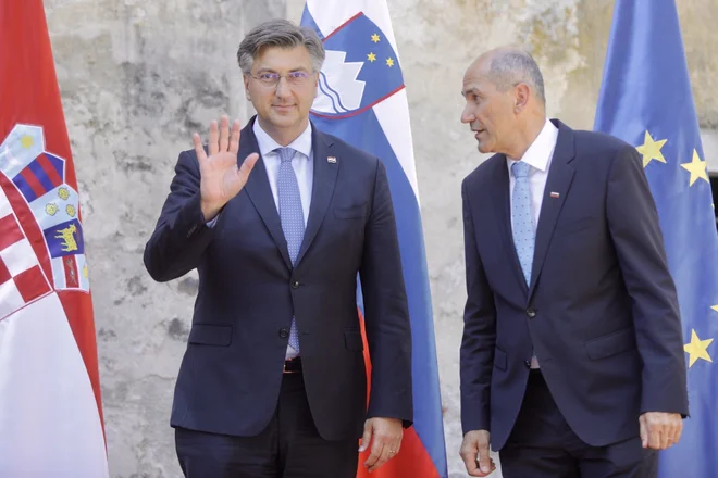 Gre za prvo dvostransko srečanje premierov sosednjih držav v živo, sta se pa v zadnjem času v zvezi s pandemijo večkrat slišala po telefonu. FOTO:&nbsp;Voranc Vogel/Delo