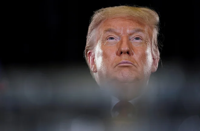 Ameriški predsednik Trump svojega demokratskega izzivalca obtožuje plagiata. Foto Kevin Lamarque Reuters