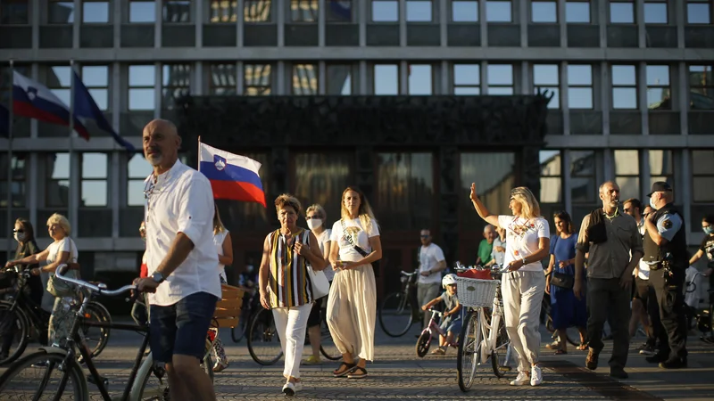 Fotografija: Protestniki s kolesarjenjem v središču mesta izkazujejo nestrinjanje z aktualno vladno politiko. FOTO: Jure Eržen/Delo