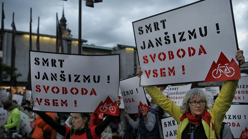 Fotografija: Menim, da protestniki z janšizmom mislijo na ideologijo, ki nam jo vsiljuje predsednik trenutne vlade J. Janša. Foto Blaž Samec/Delo