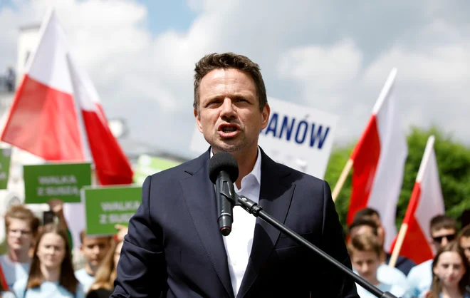 Trzaskowski je doktor znanosti, ki je v svoji karieri že služil v vladi ter nacionalnem in evropskem parlamentu. Foto: REUTERS/Kacper Pempel