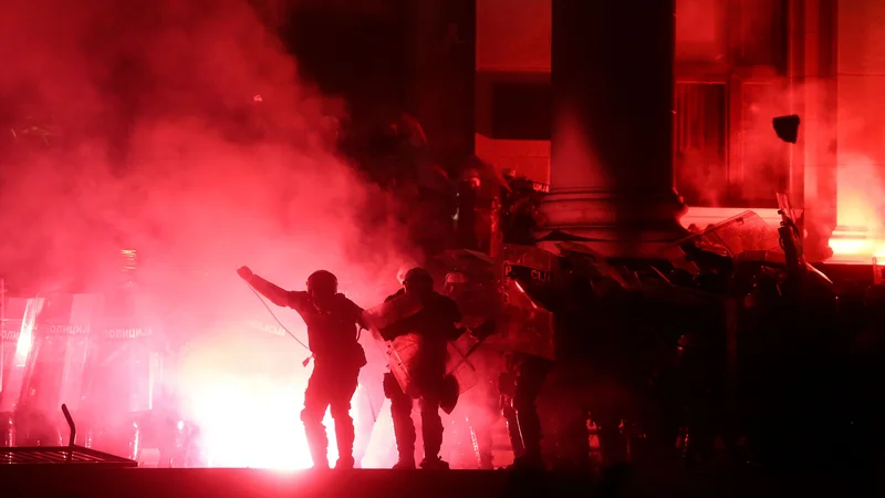 Fotografija: Protestniki so se spopadli s policijo pred parlamentom. FOTO: Oliver Bunic/AFP