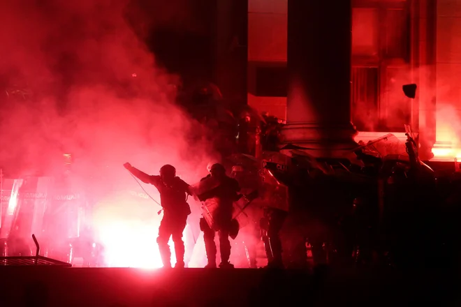Protestniki so se spopadli s policijo pred parlamentom. FOTO:&nbsp;Oliver Bunic/AFP
