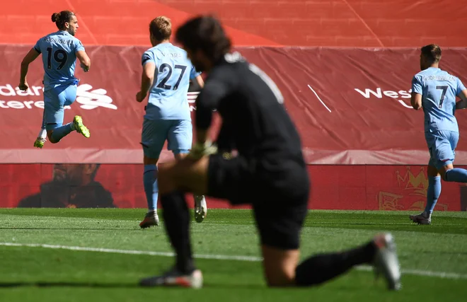 Liverpool na Anfieldu vse od lanskega januarja ni oddal niti ene prvenstvene točke, danes pa je ta niz končal napadalec Burnleyja Jay Rodruiguez. FOTO: Oli Scarff/AFP