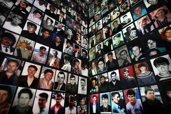 Portreti bosanskih muslimanov, ubitih v Srebrenici. FOTO: Reuters