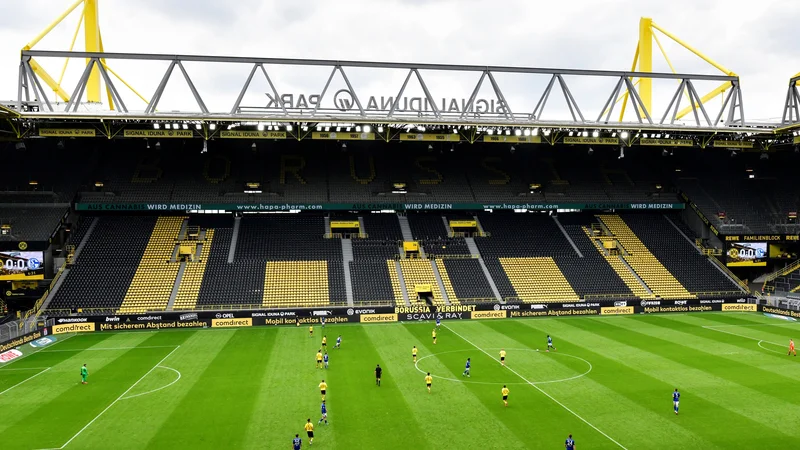 Fotografija: Bundesliga se je včeraj prva vrnila v tekmovalni ritem, v katerem pravih nogometnih užitkov brez gledalcev na tribunah ni bilo. FOTO: Reuters