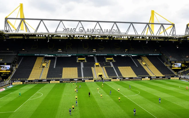 Bundesliga se je včeraj prva vrnila v tekmovalni ritem, v katerem pravih nogometnih užitkov brez gledalcev na tribunah ni bilo. FOTO: Reuters