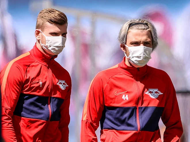 Prvi zvezdnik Leipziga Timo Werner in rekonvalescent Slovenec Kevin Kampl (desno) sta se držala zdravstvenih navodil in z maskami opravila ogrevanje pred dvobojem s Freiburgom. FOTO: Reuters
