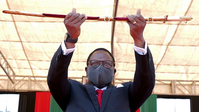 Fotografija: Upati je, da bo nova oblast v Malaviju delovala v slogu korektnega in efektivnega uradništva ter se izognila gromoglasni ideološki retoriki brez vsebine. Sicer pa nas vse čaka takšna naloga. Foto Eldson Chagara Reuters