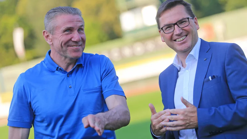 Fotografija: Predsednika AZS Romana Dobnikarja, na fotografiji v družbi legende skoka s palico Sergeja Bubke, izjemno veselijo letošnji slovenski dosežki. FOTO: Tadej Regent