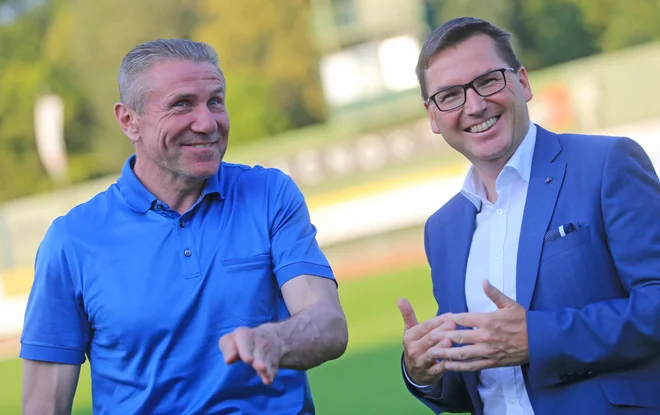 Predsednika AZS Romana Dobnikarja, na fotografiji v družbi legende skoka s palico Sergeja Bubke, izjemno veselijo letošnji slovenski dosežki. FOTO: Tadej Regent