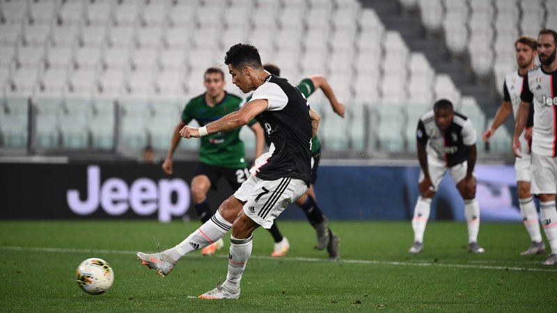 Fotografija: Juventus se je proti Atalanti reševal z bele točke. Obe je v izenačenji spremenil Cristiano Ronaldo, s čimer je v tej sezoni zabil že 27 golov. FOTO: Marco Bertorello/AFP