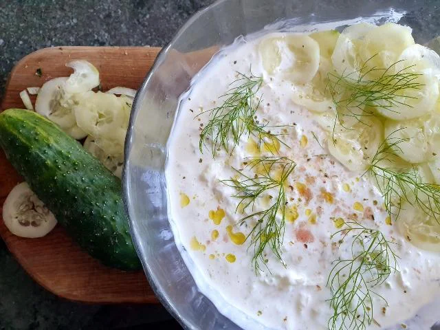 Kumaram primešamo jogurt, sesekljan česen, koper. FOTO: Tanja Drinovec