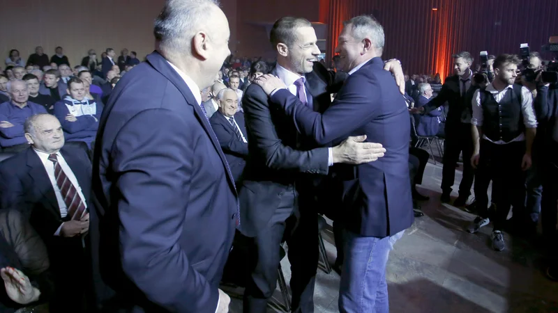 Fotografija: Predsednik Evropske nogometne zveze Aleksander Čeferin naj bi posredoval pri prestopu selektorja Matjaža Keka k zagrebškemu Dinamu, predsednik Nogometne zveze Slovenije Radenko Mijatović (levo) pa bo moral iskati naslednika Mariborčana. FOTO: Roman Šipić/Delo