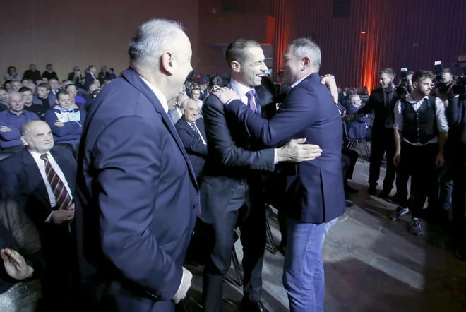 Predsednik Evropske nogometne zveze Aleksander Čeferin naj bi posredoval pri prestopu selektorja Matjaža Keka k zagrebškemu Dinamu, predsednik Nogometne zveze Slovenije Radenko Mijatović (levo) pa bo moral iskati naslednika Mariborčana. FOTO: Roman Šipić/Delo